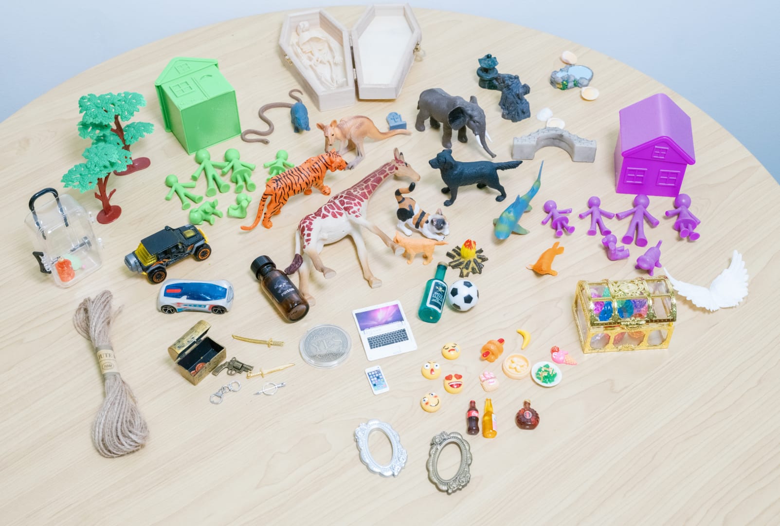 Basic Portable Sand Tray Starter Kit. Includes - Portable Sand Tray, 2.5 kg of Kinetic Sand (non-toxic and Australian made)  and Miniatures